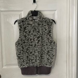 Tiara Women’s Faux Fur and Ribbed Knit Sleeveless Sweater Vest XL Zip-Front